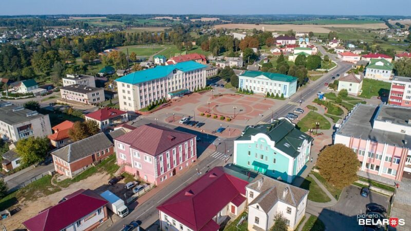 У Карэлічах праходзіць вобшук у доме, куды раней даслалі позву 8-гадовай дзяўчынцы Кореличи. Фото: planetabelarus.by
