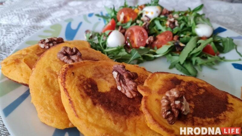 Гатуй хутка, еш павольна. Панкейкі з гарбуза і ягадны смузі для нядзельнага сняданку Гатуй хутка, еш павольна. Панкейкі з гарбуза і ягадны смузі для нядзельнага сняданку