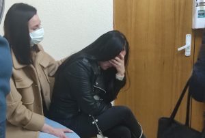 Звольнілі актывіста, узмацнілі прысуд, далі штраф за "Пагоню". Як прайшоў тыдзень у Гродне і вобласці Жена Вадима Плавского Диана после вынесения приговора. Фото: Елена Ковальчук