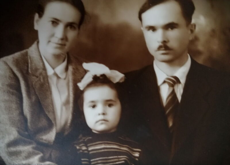 Сямейная галерэя Марыны Загідулінай. Чытайце эсэ, якое перамагло ў конкурсе "Мая сям'я" Мае бацькі і я. 1957 г.