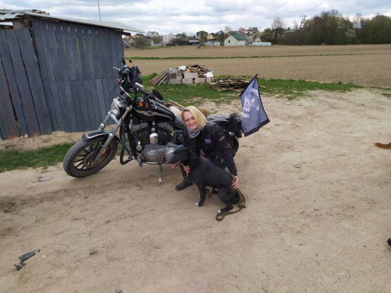 Вместо цветов - корм. Гродненские мотоциклистки посетили приют для животных