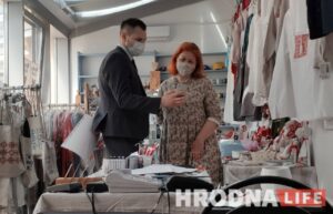 Затрымалі Вольгу Верамеенка з крамы "Адметнасць" Ідэолаг і Вольга Верамеенка ў краме "Адметнасць". Фота: Hrodna.life