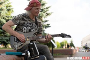 Любіць рок, джаз і Гродна. Вулічны музыка знайшоў "ідэальную культуру" і хоча застацца тут