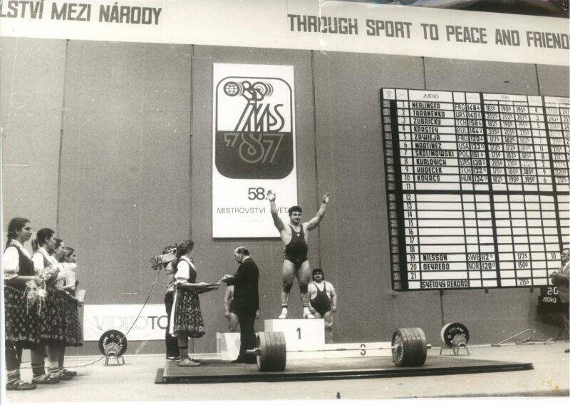 Аляксандр Курловіч на п'едэстале пасля перамогі на чэмпіянаце свету 1987 года. Фота прадставіў Васіль Герасімчык