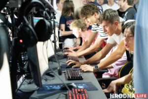 Хлопец з "Матрыцы", рэванш з клавіятурай і паляванне на мышэй. У Гродне адкрылі кіберарэну "Skynet" Хлопец з "Матрыцы", рэванш з клавіятурай і паляванне на мышэй. У Гродне адкрылі кіберарэну "Skynet"