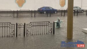 На Калючынскай вады па калена, на Кірава стаяць тралейбусы. Проста ў Гродне дождж На Калючынскай вады па калена, на Кірава стаяць тралейбусы. Проста ў Гродне дождж