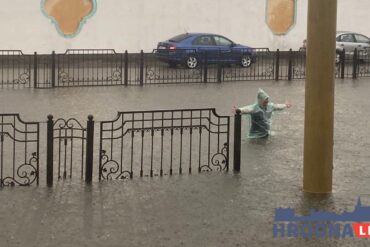На&nbsp;Калючынскай вады па&nbsp;калена, на Кірава стаяць тралейбусы. Проста ў Гродне дождж