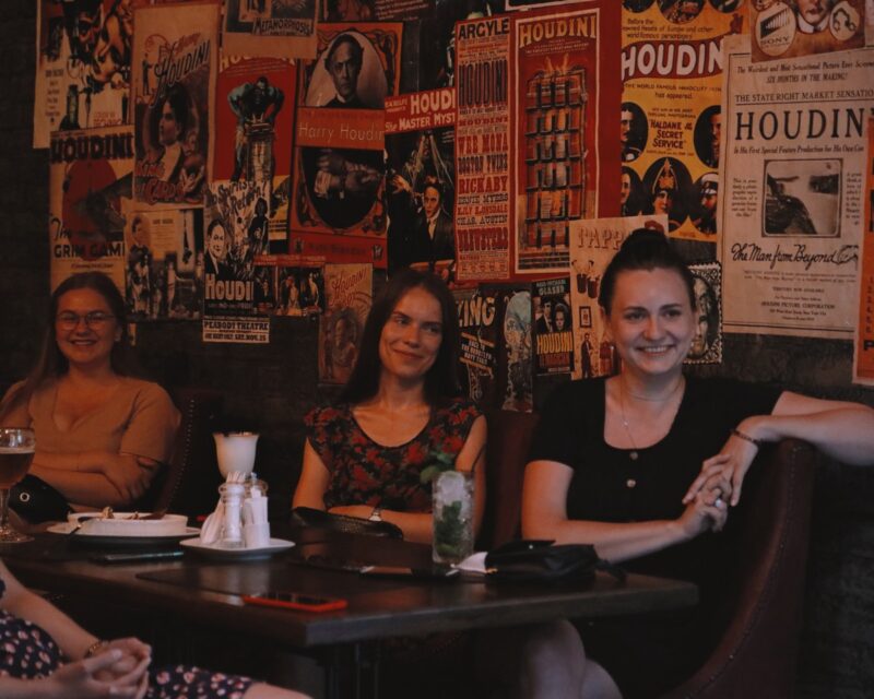 “Откровенные письма” читают в баре. Психологи и комики из Гродно организовали шоу с советами и шутками