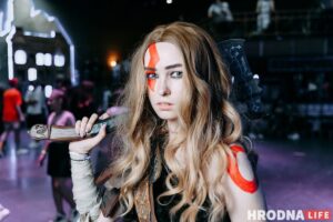 Касплэй, K-pop і агучка. Анімэ-паці ў Гродне сабрала больш за 200 аматараў жанру Елизавета Королёва в образе Кратоса из игры“God of War 4” на аниме-пати в Гродно 1 августа