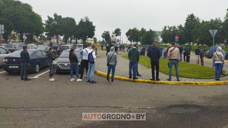 "Ніхто не спяшаўся". У Гродзенскім аблвыканкаме пракаментавалі чэргі ў ДАІ і абвінавацілі ў іх гродзенцаў "Ніхто не спяшаўся". У Гродзенскім аблвыканкаме пракаментавалі чэргі ў ДАІ і абвінавацілі ў іх гродзенцаў