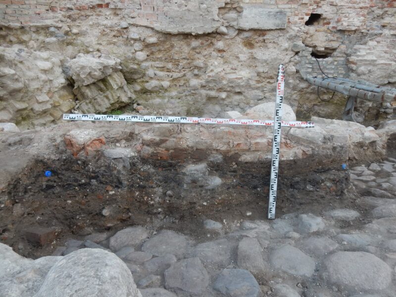 Несколько слоев тротуаров и камень с короной. Что нашли на раскопках в Старом замке