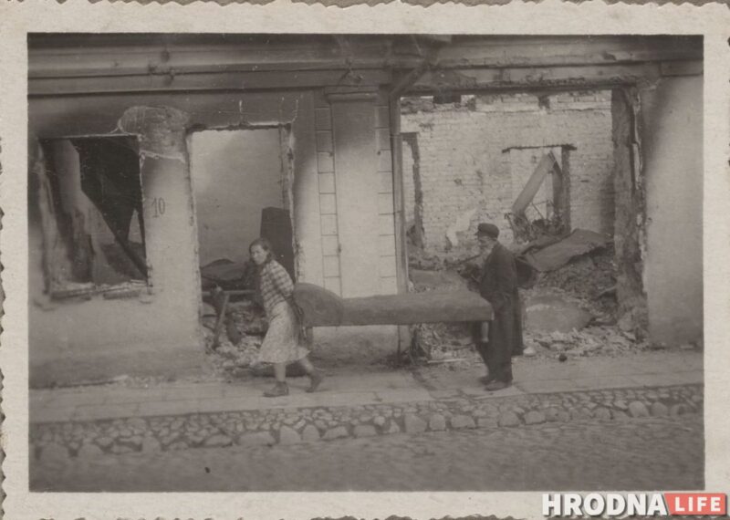 Зруйнаваны горад і чэргі яўрэяў: глядзіце ўнікальныя здымкі Гродна, якія зрабіў нямецкі паліцэйскі 80 гадоў таму Гродненские евреи несут кровать на фоне разрушенных зданий. 1941 год, фото из альбома Йозефа Баура