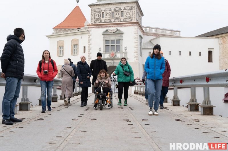 Неприступный Старый замок: Аня в инвалидной коляске попала только в один зал, Лера с ДЦП боялась спускаться по лестнице без перил Неприступный Старый замок: Аня в инвалидной коляске попала только в один зал, Лера с ДЦП боялась спускаться по лестнице без перил