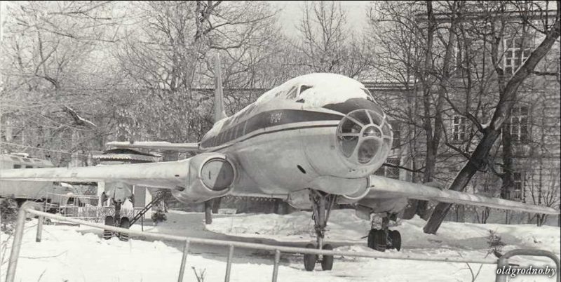 “Не важно, что плохо видно. Главное – посидеть в самолёте!” Гродненки и гродненцы рассказали, как в детстве ходили в кинотеатр “Полёт” кинотеатр Полёт, 23 января 1980 года списанный самолёт ТУ-124 привезли в Гродно. Больше 10 лет он стоял в городском парке и был кинотеатром.