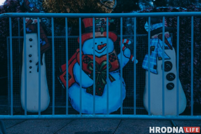 Снеговики за “решеткой” и прошлогодние подарки под ёлкой. Как украшают Гродно к Новому, 2022 году украшения к Новому году в Гродно