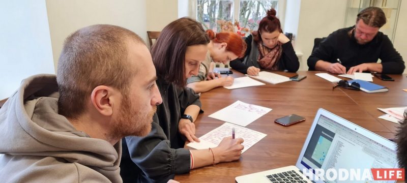 “Немного о новостях, немного о погоде”. Гродненцы Вильнюса собираются вместе и пишут письма заключенным “Немного о новостях, немного о погоде”. Гродненцы Вильнюса собираются вместе и пишут письма заключенным