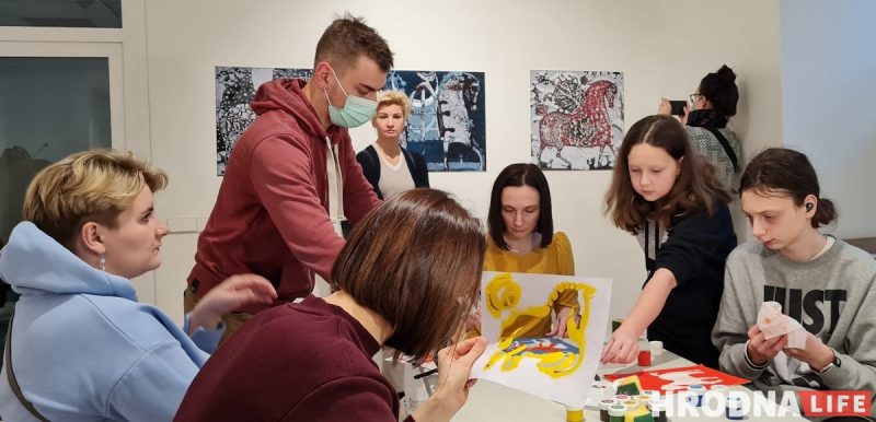 “Калядныя конікі”: выстава ў Вільні натхніла стварыць віншавальныя паштоўкі Майстар-клас па маляванні калядных конікаў на адкрыцці выставы ў "Цэнтры беларускай супольнасці і культуры" ў Вільні