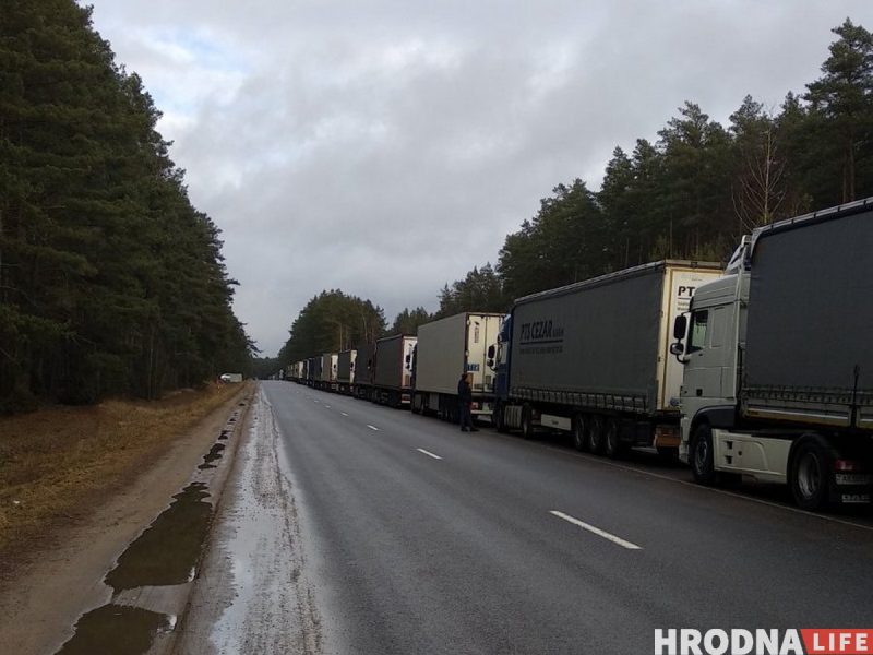 Кучы на ўзбочыне і хітрыя кіроўцы. Што адбываецца ў чарзе на мяжы ў Прывалцы, дзе фуры чакаюць выезду па два тыдні