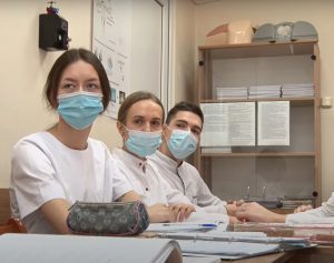 “Даслалі ратаваць сусвет”. Гродзенскія студэнткі распавялі, як працуюць у паліклініцы і чаму не адпраўляюць на тэсты “Даслалі ратаваць сусвет”. Гродзенскія студэнткі распавялі, як працуюць у паліклініцы і чаму не адпраўляюць на тэсты