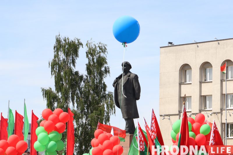 Да травеньскіх святаў Гродна ўпрыгожаць "вожыкамі", сцягамі і агароджамі