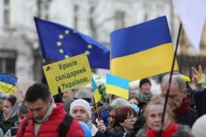 Сустракаюць на вакзалах, шукаюць жыллё, дапамагаюць з мовай. Як беларускія валанцёры дапамагаюць украінскім уцекачам у Польшчы Акция в поддержку Украины в Кракове. Fot. Bogusław Świerzowski / kraków.pl