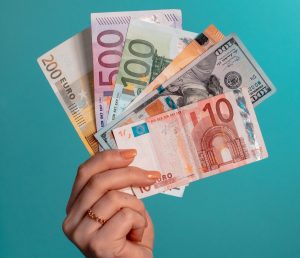 Міліцыянт-правакатар, праз якога пасадзілі Ціханоўскага, дагэтуль адсуджвае кампенсацыі. Як склалася яго жыццё? грошы еўра валюта