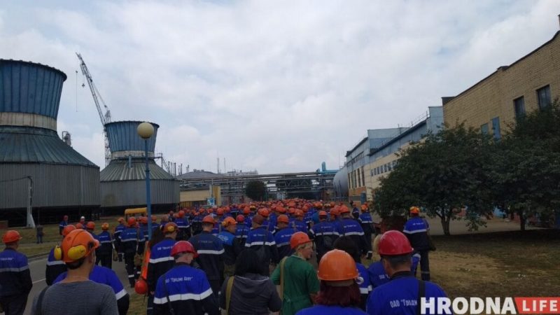 Пракуратура прыпыніла працу незалежнага прафсаюза "Гродна Азот". Яго прызнаюць экстрэмісцкай арганізацыяй Работнікі "Гродна Азот" падчас пратэстаў у жніўні 2020 года. Фота: чытачы Hrodna.life