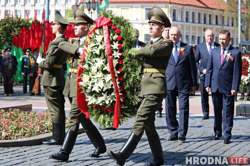 Феерверк, адмыты танк і тысячы сцягоў. Як у Гродне рыхтуюцца да Першамаю і Дню Перамогі