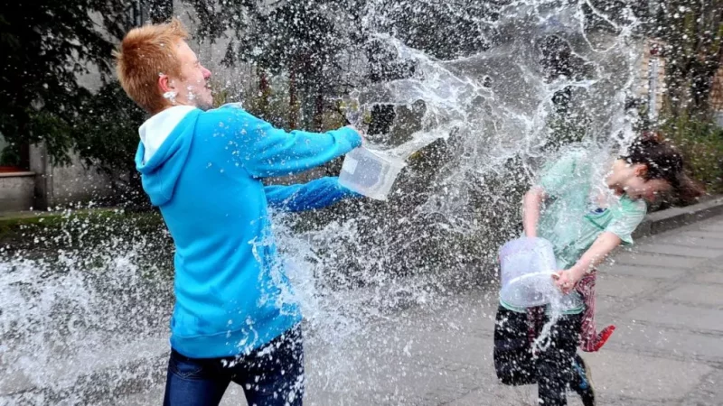 "З кубкаў, бутэлек і нават вёдрамі". Гродзенкі распавялі, як у дзяцінстве абліваліся вадой у Мокры панядзелак пасля Вялікадня Мокрый Поливальный понедельник после Пасхи в Щетине (Польша), апрель 2014. Фото: PAP/Marcin Bielecki