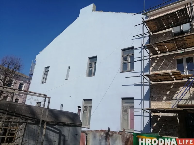 Двери отреставрируют, крышу заменят. В Гродно идет капитальный ремонт старейшего жилого дома в городе