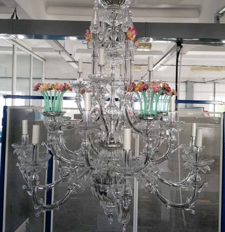 Трехметровые подсвечники и люстры из венецианского стекла. Где и как делают освещение для гродненского Старого замка