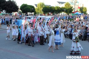 Кветкі нацый, дзяўчаты з легендамі і 170 кропак харчавання. З'явіліся новыя падрабязнасці пра фестываль нацыянальных культур у Гродне Кветкі нацый, дзяўчаты з легендамі і 170 кропак харчавання. З'явіліся новыя падрабязнасці пра фестываль нацыянальных культур у Гродне