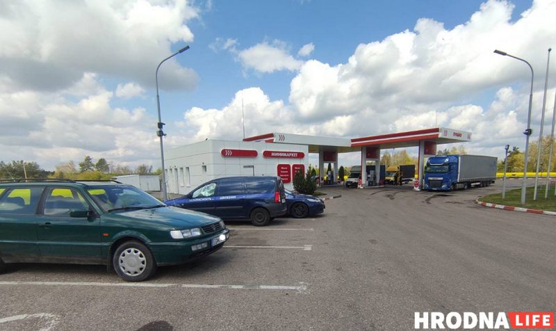 "Алею купіць пяць літраў". Рэпартаж з памежнай вёскі, куды едуць літоўцы і беларусы Литовские автомобили на заправке "Лукойл" в Гоже. Фото: Hrodna.life Безвиз для литовцев