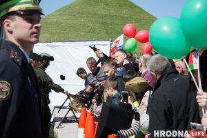Шэсце, канцэрт і выстава зброі. У Гродне адзначылі Дзень Перамогі, а Караеў распавёў пра "прывід фашызму недалёка ад нас" Святкаванне Дня Перамогі ў Гродне на Кургане Славы, 9 траўня 2022 года