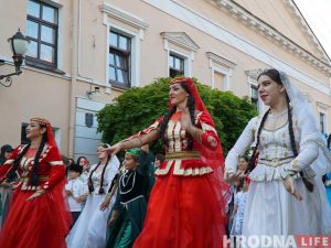 “Каравай гасціннасці” - кожнай нацыі. XIII Фестываль нацыянальных культур адкрыла калона на чале з бубначамі Фестываль нацыянальных культур