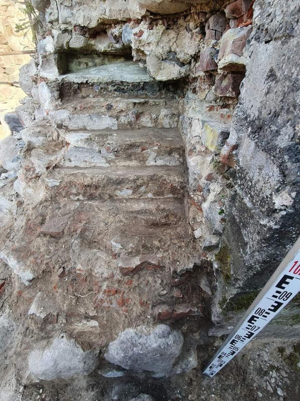 У Крэўскім замку знайшлі тунэль XIV стагоддзя. Чым карысная гэтая знаходка?