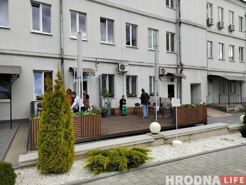 Летние террасы - 2022: какие кафе в центре Гродно выставили уличные площадки