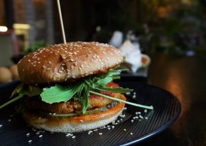 У Мінску закрыўся веган-бар "Сон". Яго адкрывала гродзенская каманда (абноўлена) Бургер из бара "Сон" в Минске. Фото: instagram.com/son.bar.minsk