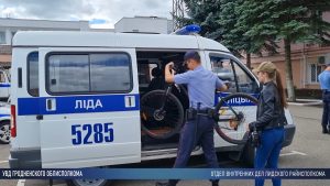 Асцярожна, "веласіпедзісты"! У Лідзе міліцыянты ў цывільным патрулююць вуліцы на роварах Асцярожна, "веласіпедзісты"! У Лідзе міліцыянты ў цывільным патрулююць вуліцы на роварах