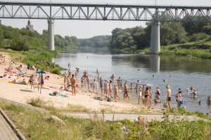 Як гродзенцы праводзяць апошнія дні лета: глядзі фота з пляжаў на Нёмане і Юбілейным возеры Центральный пляж Немане лето