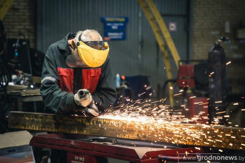 Супрацоўнік Гродзенскага механічнага заводу. Фота: "Гродзенская праўда"