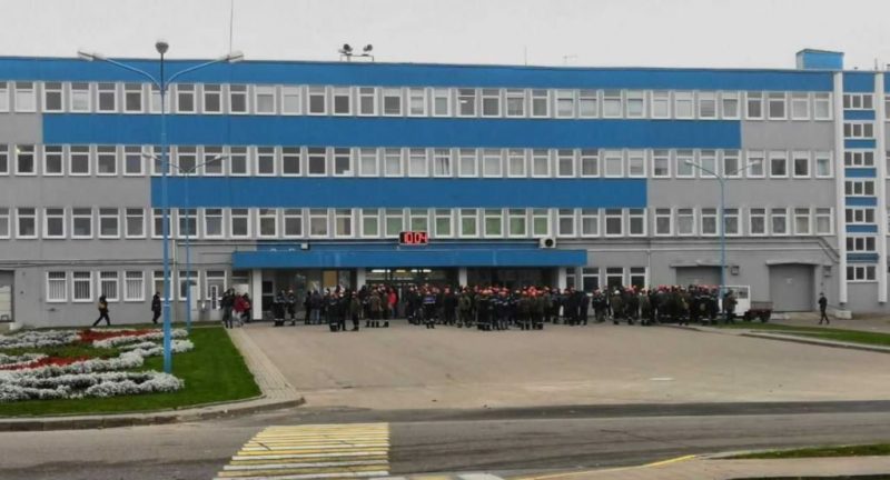 У Гродне пачнуць судзіць Андрэя Ханевіча - былога старшыню незалежнага прафсаюза "Гродна Азот" Гродно Азот. Фото: Свабода