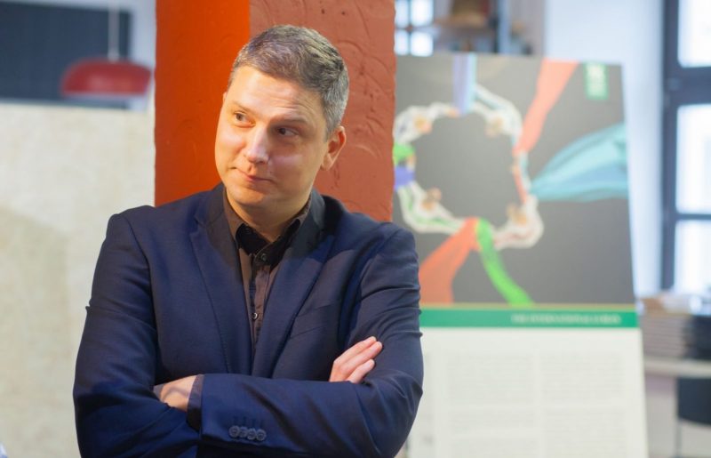 Бондараву заблакавалі, суд па справе Аўтуховіча закрылі, прызначылі новых суддзяў. Як прайшоў тыдзень у Гродне і вобласці Павел Можейко в Центре городской жизни. Фото: svaboda.org