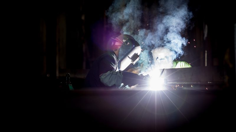Руководителю — 2500 рублей, дворнику — 2501 рубль. Каких сотрудников с зарплатой в $1000 ищут в Гродно? работа вакансии сварщик