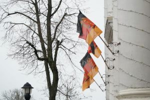 У цэнтры Гродна развесілі нямецкія сцягі: здымаюць фільм пра шпіёнаў і архівы Штазі