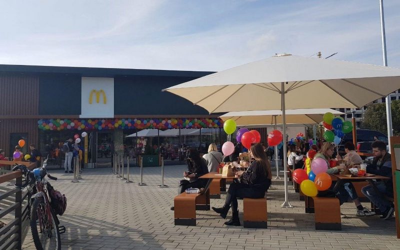 Ждали открытия 20 лет, а с экскурсий в Минск привозили “Хэппи Мил”. Чем гродненцам запомнился McDonald's, который скоро станет “Вкусно-и точка”