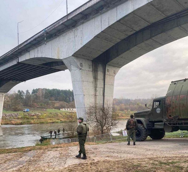 Каля Новага моста на Паповіча пачалі наводзіць пантонную пераправу. Выпрабоўваць яе прыедзе Хрэнін (абноўлена) понтонная переправа новый мост
