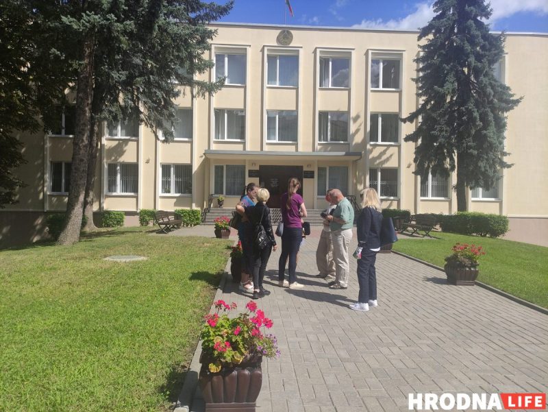 У Гродзенскім абласным судзе рыпяць падлогі і маральна састарэлі свяцільні. У планах - рамонт Близкие у Андрея Авсиевича возле Гродненского областного суда. Фото: Елена Ковальчук