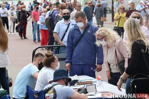 "Не звальняюць, а прафілактуюць". У школах Гродна заняліся настаўнікамі - за подпісы на выбарах-2020 Сбор подписей за кандидатов в президенты в июне 2020 года. Фото: Hrodna.life