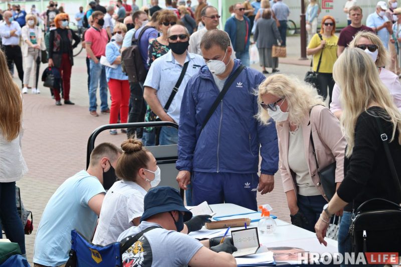 "Не звальняюць, а прафілактуюць". У школах Гродна заняліся настаўнікамі - за подпісы на выбарах-2020 Сбор подписей за кандидатов в президенты в июне 2020 года. Фото: Hrodna.life
